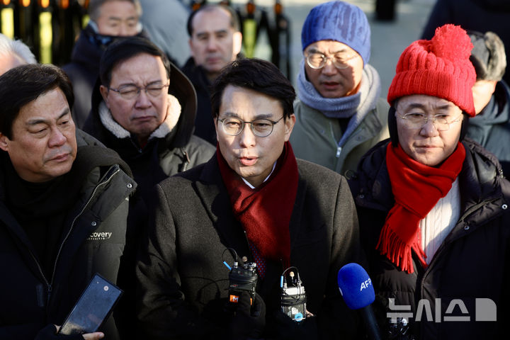 [서울=뉴시스] 김명년 기자 = 윤상현 국민의힘 의원이 10일 오전 서울 용산구 한남동 대통령 관저 출입구 옆에서 취재진에게 입장을 밝히고 있다. 2025.01.10. kmn@newsis.com