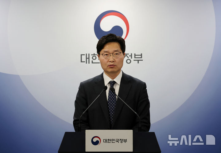 [서울=뉴시스] 배훈식 기자 = 구혁채 과학기술정보통신부 기획조정실장이 10일 오전 서울 종로구 정부서울청사에서 2025년 과학기술정보통신부 주요 정책방향 사전 브리핑을 하고 있다. 2025.01.10. dahora83@newsis.com