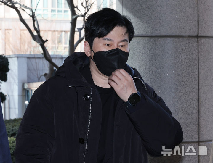 [서울=뉴시스] 김진아 기자 =&nbsp; 소속 가수의 마약 투약 혐의 수사를 무마하려 한 혐의로 재판에 넘겨진 양현석 YG엔터테인먼트 총괄 프로듀서에 대한 대법원 판단이 오늘 나온다. 사진은 양 총괄. 2025.01.10. bluesoda@newsis.com
