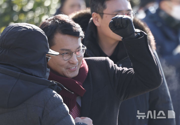 [서울=뉴시스] 김명년 기자 = 윤상현 국민의힘 의원이 10일 오전 서울 용산구 한남동 대통령 관저 앞에서 시민에게 주먹을 들어보이고 있다. 2025.01.10. kmn@newsis.com