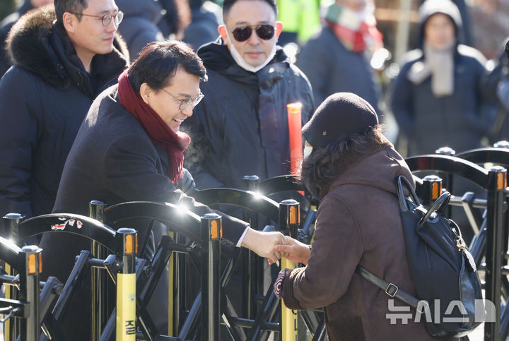 [서울=뉴시스] 김명년 기자 = 윤상현 국민의힘 의원이 10일 오전 서울 용산구 한남동 대통령 관저 앞에서 시민과 악수하고 있다. 2025.01.10. kmn@newsis.com