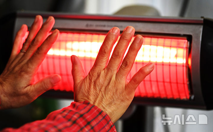 [수원=뉴시스] 김종택 기자 = 4일 의료계에 따르면 난방으로 인해 실내 습도가 낮아지면 눈의 수분이 빠르게 증발해 안구 표면이 마르기 쉽다. 지난 1월 10일 수원농수산물도매시장에서 한 상인이 난로에 손을 녹이고 있다. 2025.01.10. jtk@newsis.com