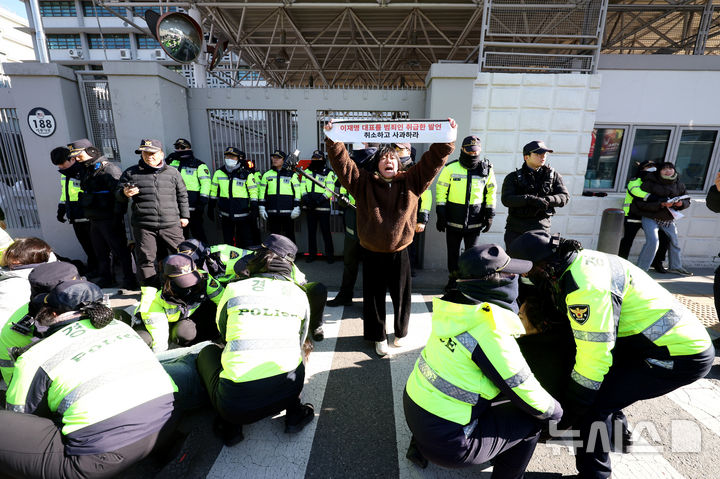 [서울=뉴시스] 김진아 기자 = 한국대학생진보연합(대진연) 대학생들이 10일 서울 종로구 주한미국대사관 앞에서 '한덕수 총리 지지한 미국은 사죄하고, 이재명 범죄인 취급한 발언 취소하고 사과하라'를 외치며 기습시위를 하던 중 경찰에 연행되고 있다. 2025.01.10. bluesoda@newsis.com