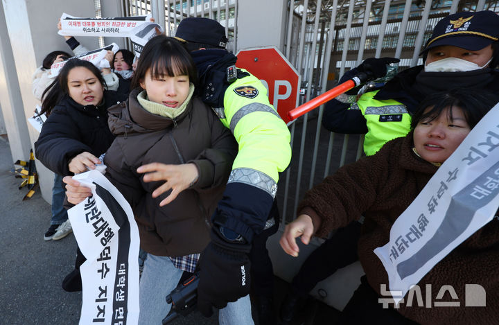 [서울=뉴시스] 김진아 기자 = 한국대학생진보연합(대진연) 대학생들이 10일 서울 종로구 주한미국대사관 앞에서 '한덕수 총리 지지한 미국은 사죄하고, 이재명 범죄인 취급한 발언 취소하고 사과하라'를 외치며 기습시위를 하고 있다. 2025.01.10. bluesoda@newsis.com