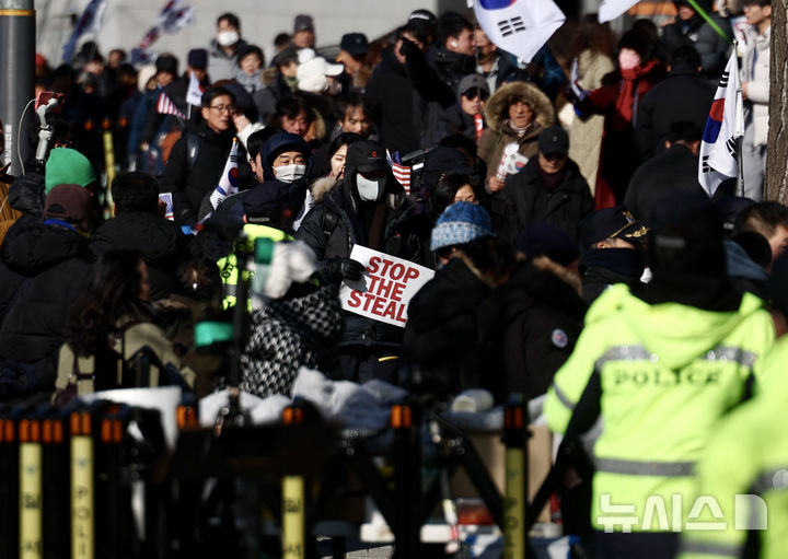 [서울=뉴시스] 김명년 기자 = 지난 10일 오후 서울 용산구 한남동 대통령 관저 인근에서 윤석열 대통령 지지자들이 이동하고 있다. 2025.01.10. kmn@newsis.com