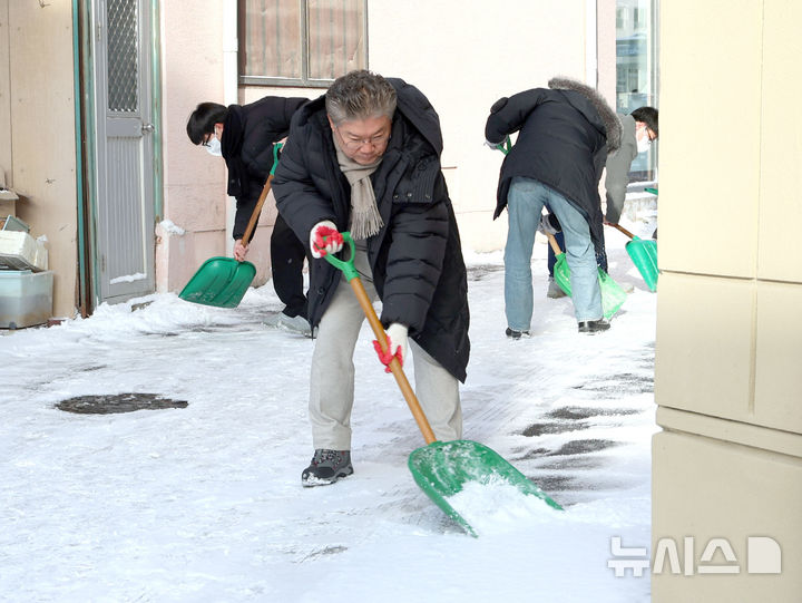 [영광=뉴시스] 전남 영광지역에 10일까지 닷새간 누적 24.4㎝의 폭설이 내려 쌓인 가운데 장세일 군수(가운데)를 비롯한 공무원들이 시가지 제설작업으로 연일 구슬땀을 흘렸다. (사진=영광군 제공) 2025.01.10. photo@newsis.com