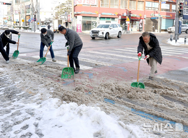 [영광=뉴시스] 전남 영광지역에 10일까지 닷새간 누적 24.4㎝의 폭설이 내려 쌓인 가운데 장세일 군수를 비롯한 공무원들이 시가지 제설작업으로 연일 구슬땀을 흘렸다. (사진=영광군 제공) 2025.01.10. photo@newsis.com