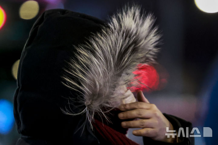 [서울=뉴시스] 정병혁 기자 = 영하권 날씨로 한파가 이어진 10일 서울 종로구 광화문네거리에서 두꺼운 옷차림을 한 시민들이 이동하고 있다. 2025.01.10. jhope@newsis.com
