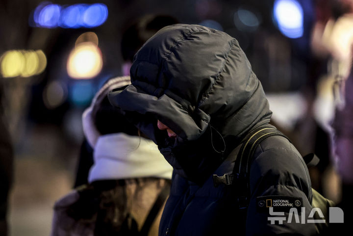 [서울=뉴시스] 정병혁 기자 = 영하권 날씨로 한파가 이어진 지난 10일 서울 종로구 광화문네거리에서 두꺼운 옷차림을 한 시민들이 이동하고 있다. 2025.01.10. jhope@newsis.com