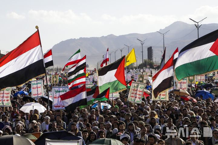 [AP/뉴시스] 10일 예멘 수도 사나에서 후티 반군 지지자들이 이스라엘 규탄 시위에서 팔레스타인 기와 예멘 기를 흔들고 있다