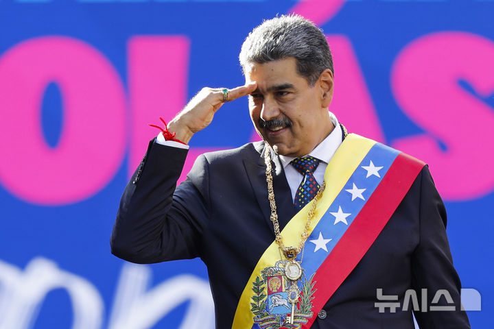 [카라카스=AP/뉴시스] 미국과 베네수엘라 간 긴장이 고조되는 가운데, 니콜라스 마두로 베네수엘라 대통령이 중국과의 긴밀한 관계를 드러내는 발언을 공개 석상에서 내놓으며 주목받고 있다. 사진은 마두로 대통령이 지난 1월 10일(현지 시간) 카라카스 미라플로레스 대통령궁에서 지지자들에게 인사하는 모습. 2025.08.24