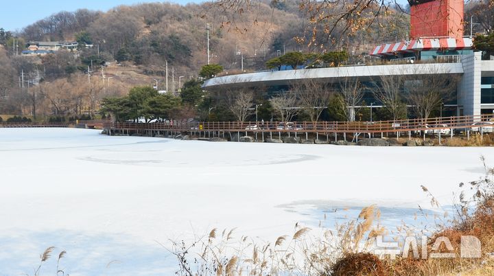 [청주=뉴시스] 서주영 기자 = 영하 12도의 한파가 들이닥친 11일 충북 청주시의 명암저수지가 추위에 얼어붙어있다. 2025.01.11. juyeong@newsis.com