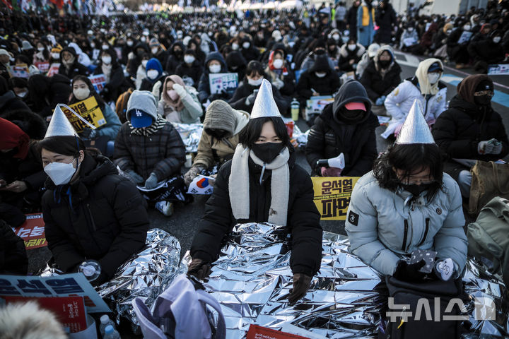 [서울=뉴시스] 정병혁 기자 = 11일 서울 종로구 사직로에서 열린 윤석열 즉각 퇴진! 사회대개혁! 6차 범시민대행진에서 참가자들이 피켓을 들고 있다. 2025.01.11. jhope@newsis.com