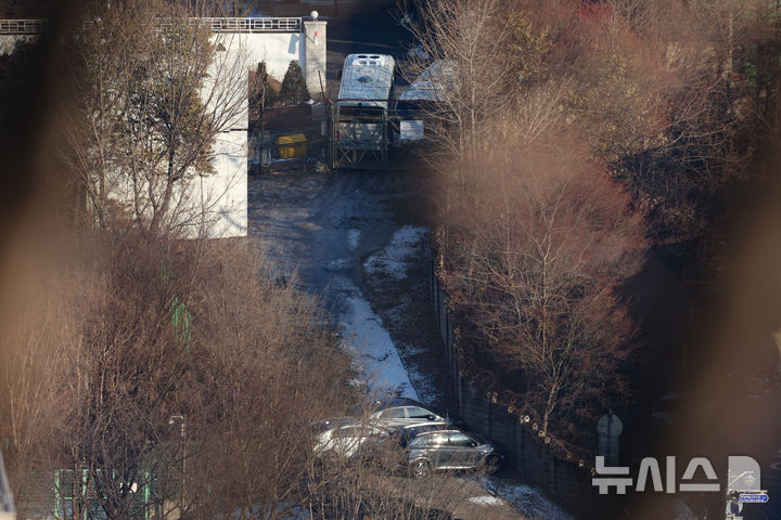 [서울=뉴시스] 황준선 기자 = 11일 오후 서울 용산구 윤석열 대통령 관저 진입로에 승용차량들로 차벽이 설치돼 있다. 2025.01.11. hwang@newsis.com