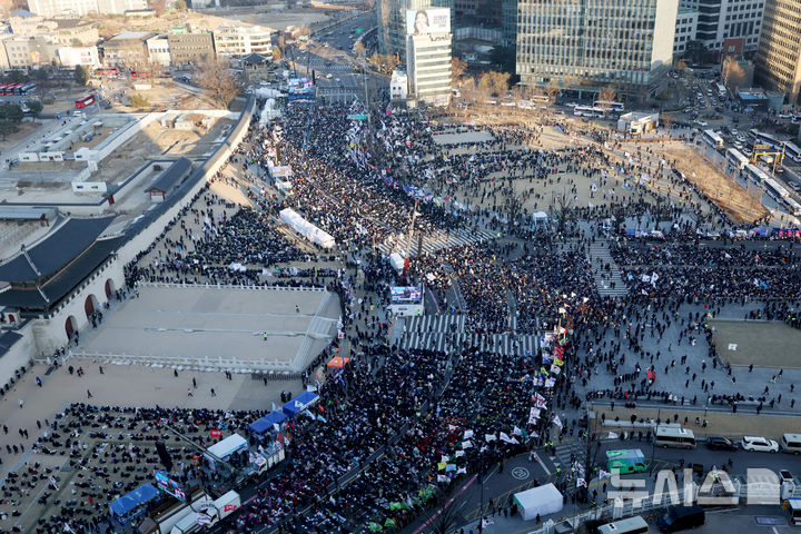 [서울=뉴시스] 김진아 기자 = 윤석열 즉각퇴진 사회대개혁 비상행동이 11일 서울 경복궁역 인근에서 윤석열 대통령 탄핵 찬성 6차 범시민총궐기대회를 하고 있다. 2025.01.11. bluesoda@newsis.com