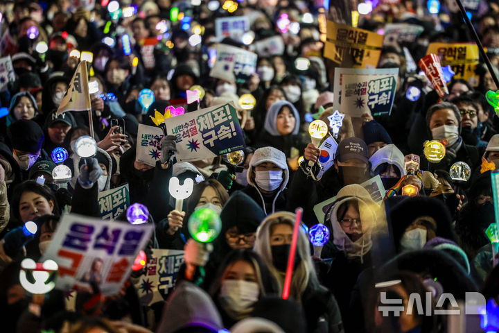 [서울=뉴시스] 정병혁 기자 = 11일 서울 종로구 사직로에서 열린 윤석열 대통령 탄핵 찬성 6차 범시민총궐기대회를 마친 참가자들이 신세계백화점 본점 인근에서 마무리 집회를 하고 있다. 2025.01.11. jhope@newsis.com