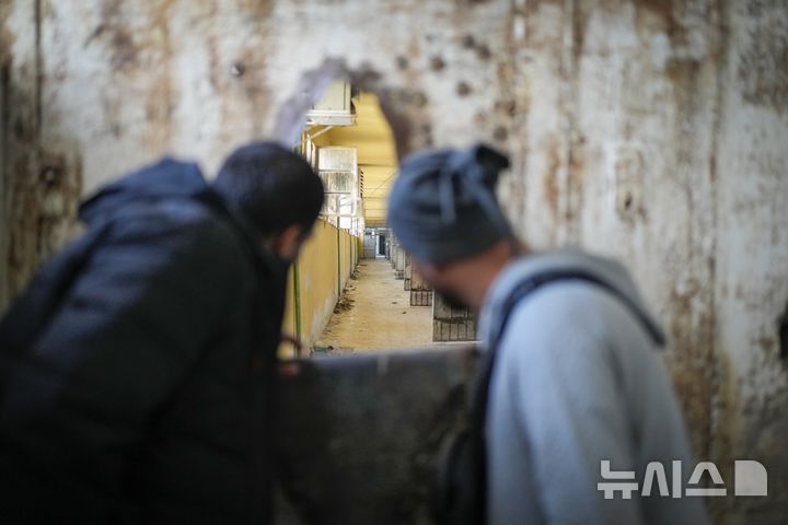 [다마스쿠스=AP/뉴시스] 12일(현지 시간) 시리아 다마스쿠스 외곽의 악명 높은 사이드나야 군 교도소에서 방문객들이 벽에 난 구멍을 통해 감방 내부를 들여다보고 있다. 바샤르 알 아사드 전 시리아 대통령 정권은 이곳에서 수십 만 명을 처형했다. 2025.07.10.