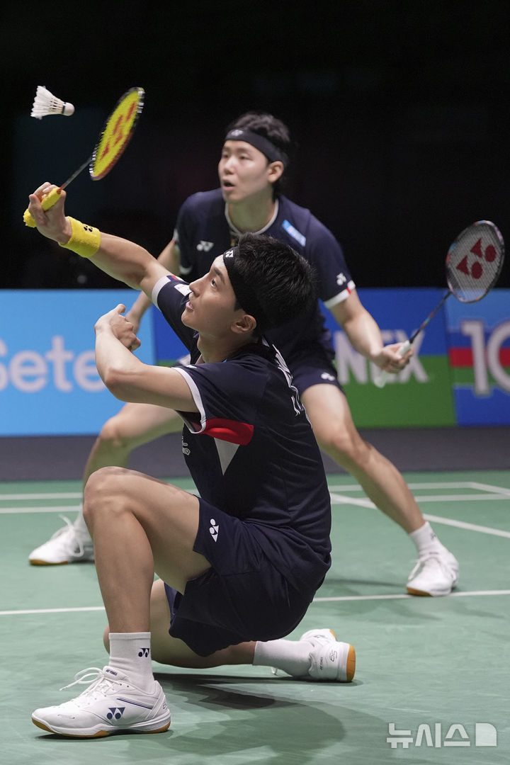 [쿠알라룸푸르=AP/뉴시스] 서승재와 김원호가 12일(현지 시간) 말레이시아 쿠알라룸푸르의 부킷 잘릴 아시아타 아레나에서 열린 세계배드민턴연맹(BWF) 월드투어 슈퍼1000 말레이시아 오픈 남자 복식 결승에서 셔틀콕을 받아내고 있다. 서승재-김원호는 결승에서 천보양-류위 조(중국)를 2-1(19-21 21-12 21-12)로 물리치고 우승을 차지했다. 2025.01.13.