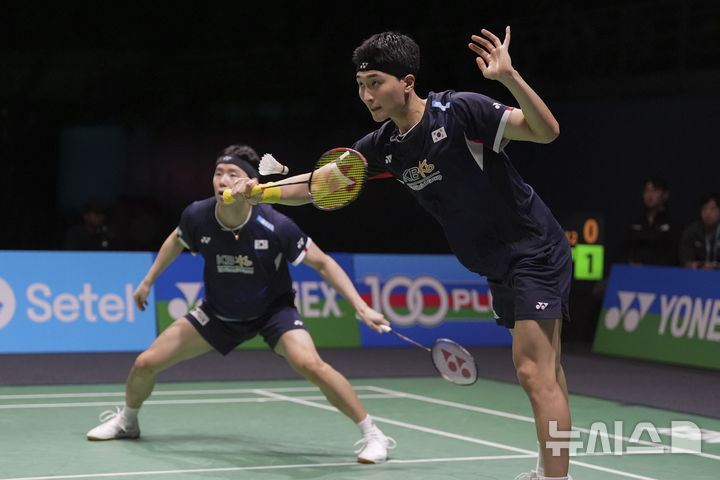 [쿠알라룸푸르=AP/뉴시스] 서승재와 김원호가 12일(현지 시간) 말레이시아 쿠알라룸푸르의 부킷 잘릴 아시아타 아레나에서 열린 세계배드민턴연맹(BWF) 월드투어 슈퍼1000 말레이시아 오픈 남자 복식 결승에서 셔틀콕을 받아내고 있다. 서승재-김원호는 결승에서 천보양-류위 조(중국)를 2-1(19-21 21-12 21-12)로 물리치고 우승을 차지했다. 2025.01.13.