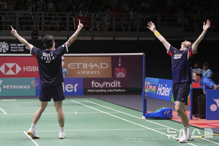 [쿠알라룸푸르=AP/뉴시스] 서승재와 김원호가 12일(현지 시간) 말레이시아 쿠알라룸푸르의 부킷 잘릴 아시아타 아레나에서 열린 세계배드민턴연맹(BWF) 월드투어 슈퍼1000 말레이시아 오픈 남자 복식 결승에서 승리한 후 환호하고 있다. 서승재-김원호는 결승에서 천보양-류위 조(중국)를 2-1(19-21 21-12 21-12)로 물리치고 우승을 차지했다. 2025.01.13.