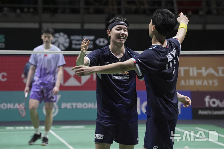 [쿠알라룸푸르=AP/뉴시스] 서승재와 김원호가 12일(현지 시간) 말레이시아 쿠알라룸푸르의 부킷 잘릴 아시아타 아레나에서 열린 세계배드민턴연맹(BWF) 월드투어 슈퍼1000 말레이시아 오픈 남자 복식 결승에서 승리한 후 기뻐하고 있다. 서승재-김원호는 결승에서 천보양-류위 조(중국)를 2-1(19-21 21-12 21-12)로 물리치고 우승을 차지했다. 2025.01.13.