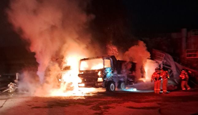 [경산=뉴시스] 경북 경산시 와촌면 덤프트럭 화재. (사진=경북소방본부 제공) 2025.01.12. photo@newsis.com *재판매 및 DB 금지