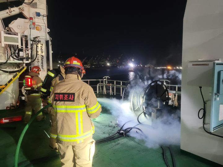 [울산=뉴시스] 12일 오전 오전 1시10분께 울산시 남구 매암동의 한 부두에서 전력 공급 중이던 해경 경비함정에서 불이나 소방당국이 사고를 수습하고 있다. (사진=울산소방본부 제공) 2025.01.12. photo@newsis.com *재판매 및 DB 금지