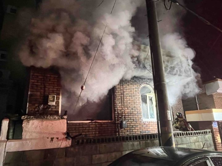 [강릉=뉴시스] 12일 오전 4시30분께 강릉시 포남동 단독주택 화재 모습. (사진=강릉소방서 제공) 2025.01.12. photo@newsis.com *재판매 및 DB 금지