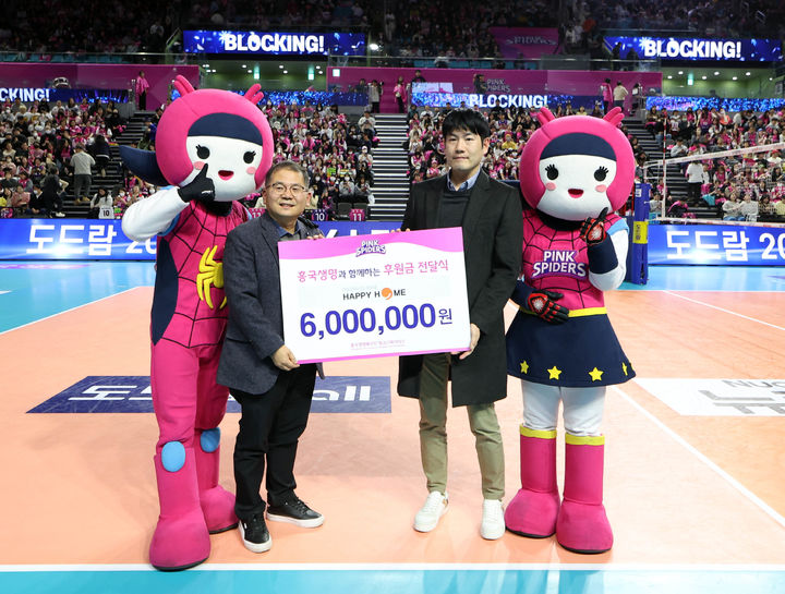 [서울=뉴시스]이승희 흥국생명 인사팀장(오른쪽)이 11일 인천 삼산체육관에서 이성일 인천 해피홈 보육원 원장에게 후원금을 전달하고 있다.(사진=흥국생명 제공)2025.01.12 photo@newsis.com *재판매 및 DB 금지