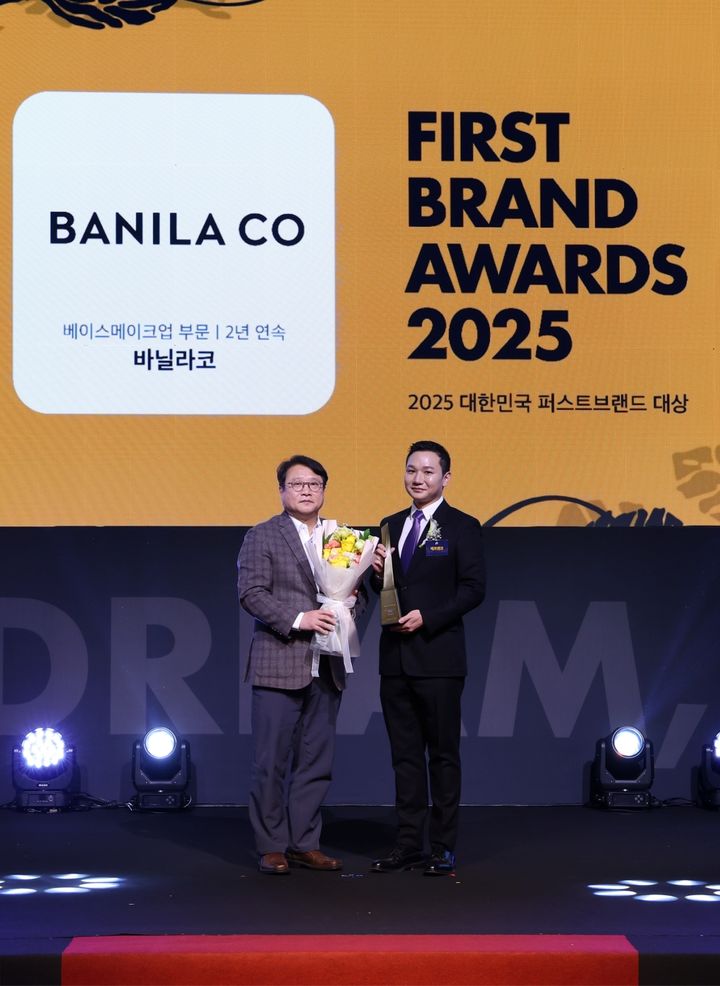'2025 대한민국 퍼스트브랜드 대상' 시상식에서 포즈를 취한 에프앤코 김승범 대표 (오른쪽) *재판매 및 DB 금지