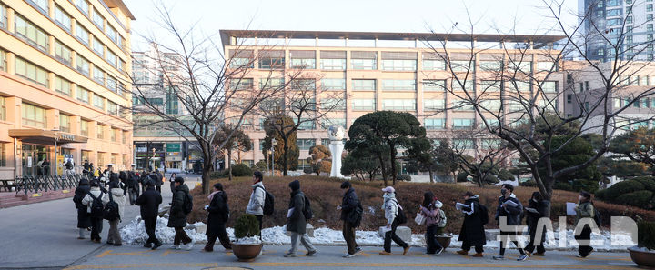 [서울=뉴시스] 김선웅 기자 = 12일 서울 동대문구 한국외국어대학교 서울캠퍼스에서 수험생들이 편입학 필기고사를 치르기 위해 고사장으로 향하고 있다.올해 한국외대 편입학 전형은 482명 모집에 6178명이 지원, 12.82 대 1의 경쟁률을 보였으며 서울캠퍼스 일반편입학의 경우 27.88대 1의 경쟁률을 기록했다. 2025.01.12. mangusta@newsis.com
