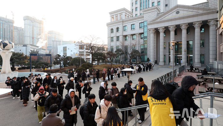 [서울=뉴시스] 김선웅 기자 = 12일 서울 동대문구 한국외국어대학교 서울캠퍼스에서 수험생들이 편입학 필기고사를 치르기 위해 고사장으로 향하고 있다.올해 한국외대 편입학 전형은 482명 모집에 6178명이 지원, 12.82 대 1의 경쟁률을 보였으며 서울캠퍼스 일반편입학의 경우 27.88대 1의 경쟁률을 기록했다. 2025.01.12. mangusta@newsis.com
