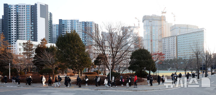 [서울=뉴시스] 김선웅 기자 = 12일 서울 동대문구 한국외국어대학교 서울캠퍼스에서 수험생들이 편입학 필기고사를 치르기 위해 고사장으로 향하고 있다.올해 한국외대 편입학 전형은 482명 모집에 6178명이 지원, 12.82 대 1의 경쟁률을 보였으며 서울캠퍼스 일반편입학의 경우 27.88대 1의 경쟁률을 기록했다. 2025.01.12. mangusta@newsis.com