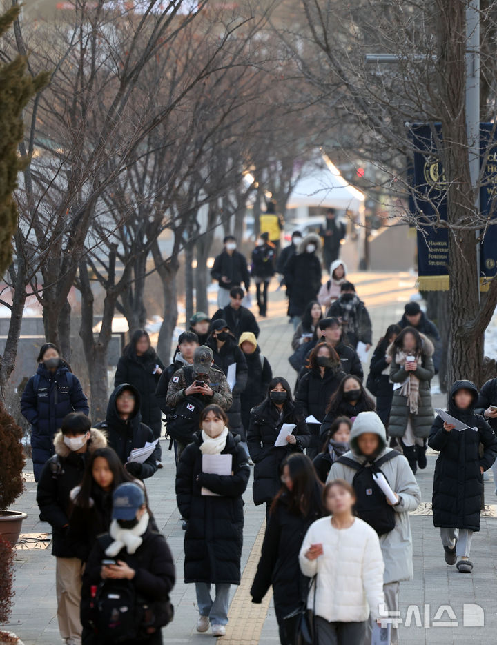 [서울=뉴시스] 김선웅 기자 = 12일 서울 동대문구 한국외국어대학교 서울캠퍼스에서 수험생들이 편입학 필기고사를 치르기 위해 고사장으로 향하고 있다.올해 한국외대 편입학 전형은 482명 모집에 6178명이 지원, 12.82 대 1의 경쟁률을 보였으며 서울캠퍼스 일반편입학의 경우 27.88대 1의 경쟁률을 기록했다. 2025.01.12. mangusta@newsis.com