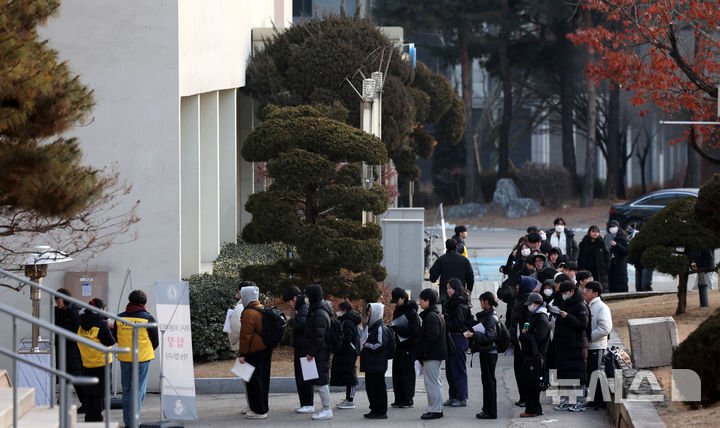 [서울=뉴시스] 김선웅 기자 = 12일 서울 동대문구 한국외국어대학교 서울캠퍼스에서 수험생들이 편입학 필기고사를 치르기 위해 고사장으로 향하고 있다.올해 한국외대 편입학 전형은 482명 모집에 6178명이 지원, 12.82 대 1의 경쟁률을 보였으며 서울캠퍼스 일반편입학의 경우 27.88대 1의 경쟁률을 기록했다. 2025.01.12. mangusta@newsis.com