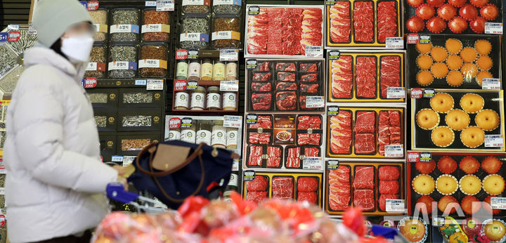 [서울=뉴시스] 추상철 기자 = 12일 오전 서울의 한 대형마트에 설 선물세트 예약 판매가 진행되고 있다. 2025.01.12. scchoo@newsis.com