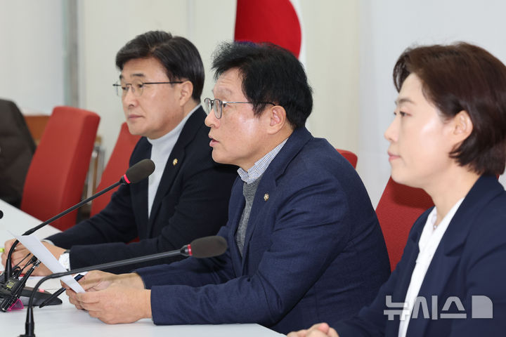 [서울=뉴시스] 권창회 기자 = 박형수 국민의힘 원내수석부대표가 12일 오후 서울 여의도 국회에서 열린 현안 관련 기자간담회에서 발언하고 있다. 2025.01.12. kch0523@newsis.com