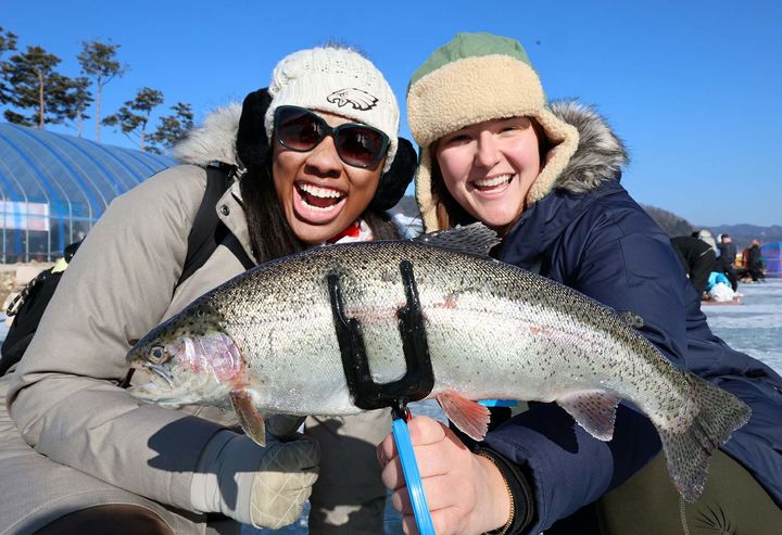 [서울=뉴시스] 12일 오후 강원 평창군 진부면 오대천 일원에서 개막한 제16회 평창송어축제를 찾은 외국인 방문객이 송어얼음낚시를 즐기고 있다. 송어 낚시를 중심으로 다양한 겨울 레저와 향토 먹거리, 공연 프로그램 등으로 방문객들에게 특별한 겨울 추억을 제공하고 있으며 다음달 2일까지 열린다. (사진=평창군 제공) 2025.01.12. photo@newsis.com *재판매 및 DB 금지