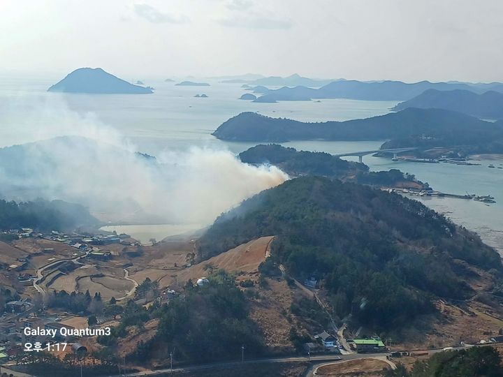 [고흥=뉴시스] 지난해 1월12일 전남 고흥군 동일면 덕흥리 야산 일원에서 발생한 산불 모습. (사진=산림청 제공) 2025.01.12. photo@newsis.com *재판매 및 DB 금지