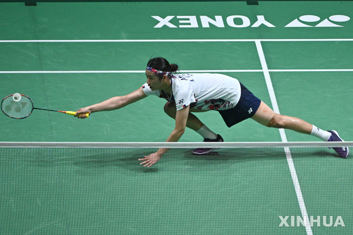 [쿠알라룸푸르=신화/뉴시스] 안세영(1위)이 12일(현지 시간) 말레이시아 쿠알라룸푸르의 부킷 잘릴 아시아타 아레나에서 열린 세계배드민턴연맹(BWF) 월드투어 슈퍼1000 말레이시아 오픈 여자 단식 결승에서 왕즈이(2위·중국)와 경기하고 있다. 안세영이 45분 만에 2-0(21-17 21-7)으로 완파하고 대회 2연패를 달성했다. 2025.01.12.