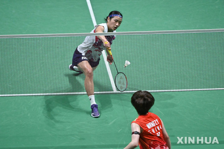 [쿠알라룸푸르=신화/뉴시스] 안세영(1위)이 12일(현지 시간) 말레이시아 쿠알라룸푸르의 부킷 잘릴 아시아타 아레나에서 열린 세계배드민턴연맹(BWF) 월드투어 슈퍼1000 말레이시아 오픈 여자 단식 결승에서 왕즈이(2위·중국)와 경기하고 있다. 안세영이 45분 만에 2-0(21-17 21-7)으로 완파하고 대회 2연패를 달성했다. 2025.01.12.