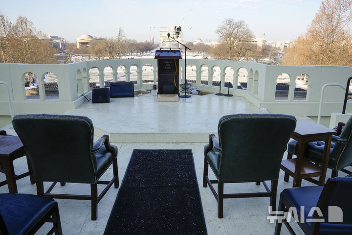 [워싱턴=AP/뉴시스] 지난 12일(현지 시간) 미국 워싱턴 의회 의사당 서쪽에 도널드 트럼프 대통령 당선인의 취임식에 쓰일 단상이 놓여져 있다. 트럼프 당선인은 오는 20일 제47대 대통령으로 취임한다. 2025.01.15.