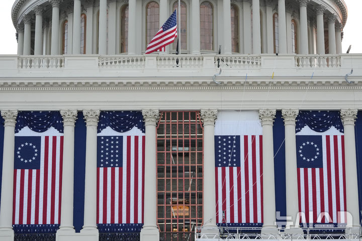 [워싱턴=AP/뉴시스] 지난 12일(현지 시간) 미국 워싱턴 의회 의사당 서쪽에 성조기가 걸려있다. 트럼프 당선인이 관세 폭탄과 영토 확장 야욕을 보이면서 국제 질서 재편은 불가피할 전망이다. 2025.01.15.