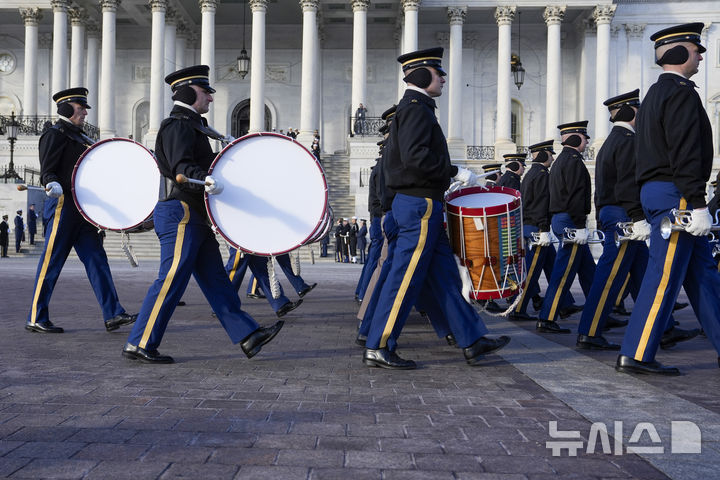 [워싱턴=AP/뉴시스] 12일(현지 시간) 미국 워싱턴 의회 의사당 동쪽에서 군악대가 도널드 트럼프 대통령 당선인의 취임식을 앞두고 리허설을 하고 있다. 트럼프 당선인은 오는 20일 제47대 대통령으로 취임한다. 2025.01.13.