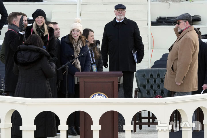 [워싱턴=AP/뉴시스] 12일(현지 시간) 미국 워싱턴 의회 의사당 서쪽에서 도널드 트럼프 대통령 당선인의 취임식 리허설이 진행중이다. 트럼프 당선인은 오는 20일 제47대 대통령으로 취임한다. 2025.01.13.
