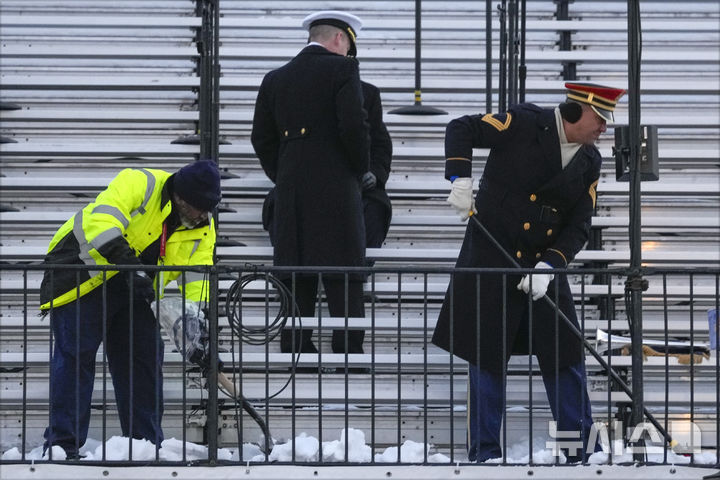 [워싱턴=AP/뉴시스] 12일(현지 시간) 미국 워싱턴 의회 의사당 서쪽에서 근로자들이 도널드 트럼프 대통령 당선인의 취임식을 앞두고 눈을 치우고 있다. 트럼프 당선인은 오는 20일 제47대 대통령으로 취임한다. 2025.01.16.