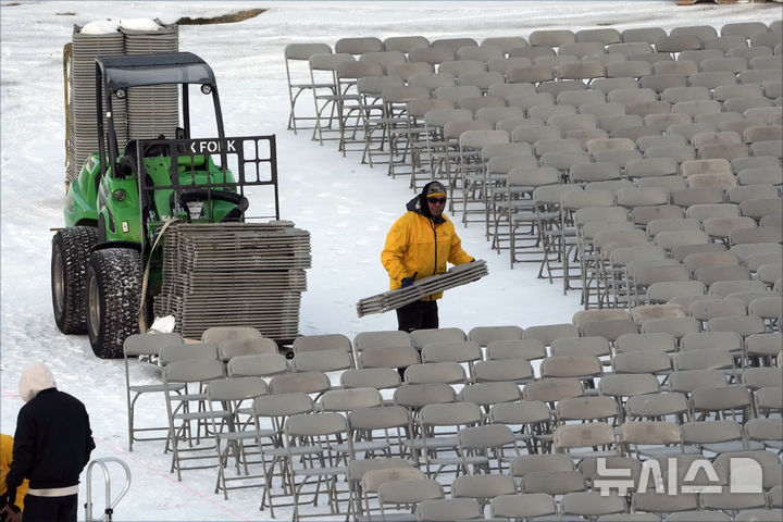 [워싱턴=AP/뉴시스] 12일(현지 시간) 미국 워싱턴 의회 의사당 서쪽에서 한 근로자가 도널드 트럼프 대통령 당선인의 취임식을 앞두고 의자를 정리하고 있다. 트럼프 당선인은 오는 20일 제47대 대통령으로 취임한다. 2025.01.13.