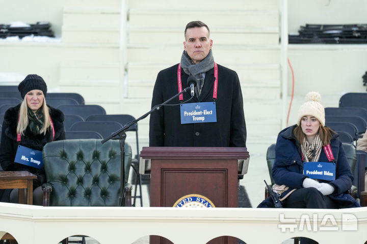 [워싱턴=AP/뉴시스] 12일(현지 시간) 미국 워싱턴 의회 의사당 서쪽에서 도널드 트럼프 대통령 당선인의 취임식 리허설이 진행중이다. 트럼프 당선인은 오는 20일 제47대 대통령으로 취임한다. 2025.01.13.