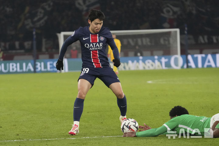 [파리=AP/뉴시스] 파리 생제르맹(PSG)의 이강인이 지난 1월12일(현지 시간) 프랑스 파리의 파르크 데 프랭스에서 열린 2024-25 리그1 17라운드 생테티엔과 경기 중 공을 다투고 있다. 이강인은 전반 13분 우스만 뎀벨레의 선제골에 도움(3호)을, 뎀벨레는 멀티 골을 기록하며 팀의 2-1 승리를 이끌었다. 2025.01.13.