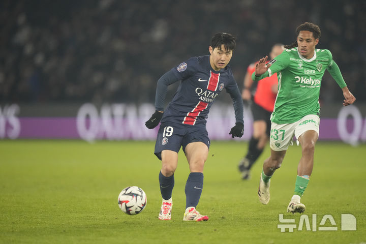 [파리=AP/뉴시스]PSG의 공격수 이강인. 2025.01.12.